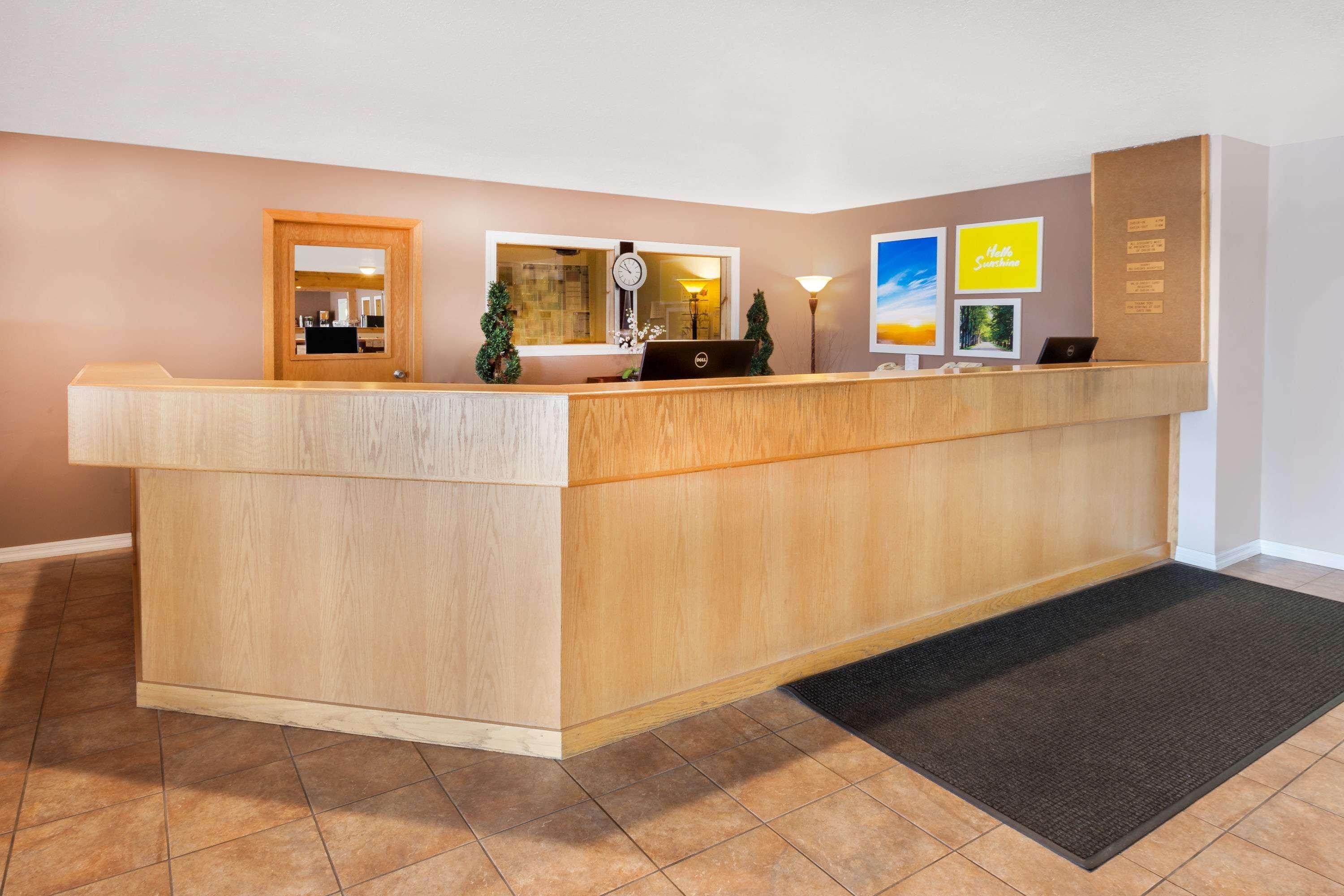 Hotel Baymont By Wyndham Manistee Exterior foto