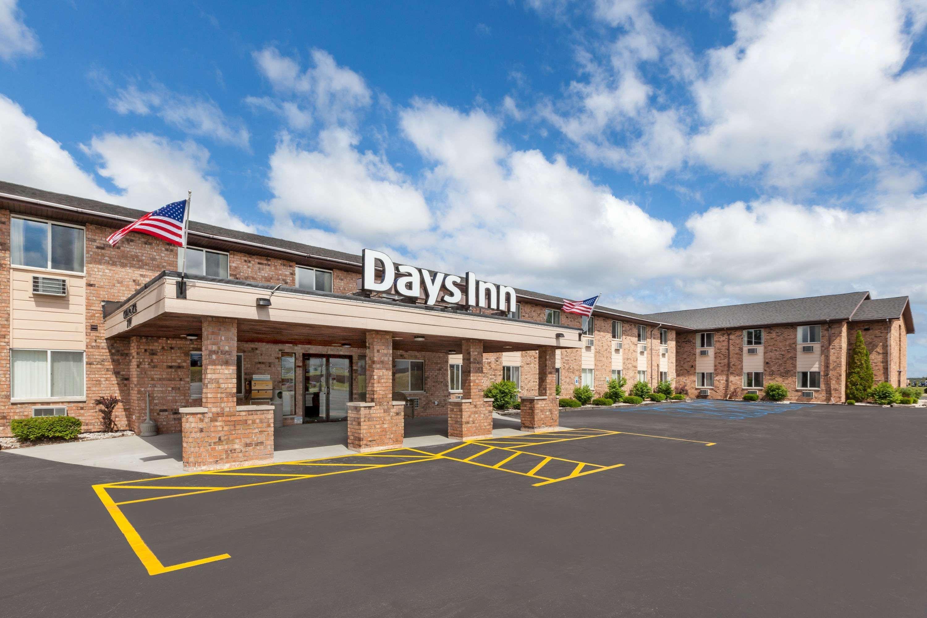Hotel Baymont By Wyndham Manistee Exterior foto