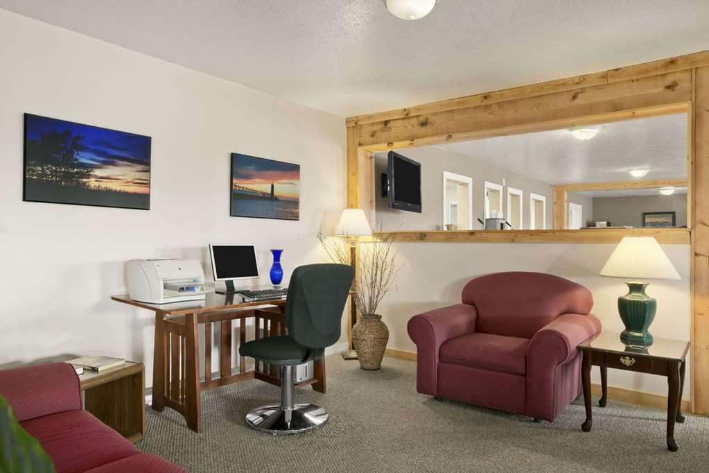 Hotel Baymont By Wyndham Manistee Einrichtungen foto